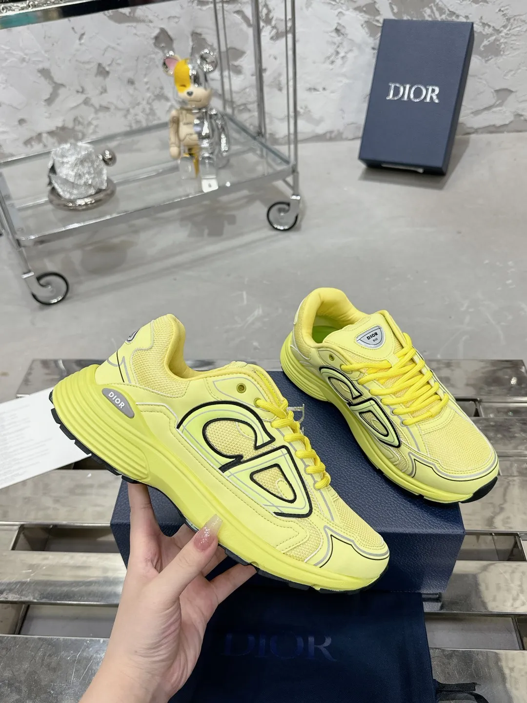 Men's men's shoes 💰600❤️❤️❤️High version Dior Dior's latest color matching B30 series reflective dad sneakers original 17380💰 purchased for development and production Brand new B30 sneakers Dad Shoes style shoes that follow the trend of the retro market The Dior logo on the tongue also indicates that this pair of shoes is the B30 model! B30 uses fine-textured leather and mesh cloth materials to form a shoe body. There are conspicuous letters CD on both sides of the shoe body to indicate identity. Many lines on the shoe body outline details to make the shoes look less monotonous and full of retro flavor. The delivery counter is exquisitely packaged🛍📦 ▪️Fabric: Original customized technical fabric + mesh ▪️Inner lining: Customized breathable lining ▪️Outsole: Original molded IP foam + TPU outsole ▪️Sole thickness: 3.5CM ▪️Size: Women’s size 35-40 / Men’s size 39-46